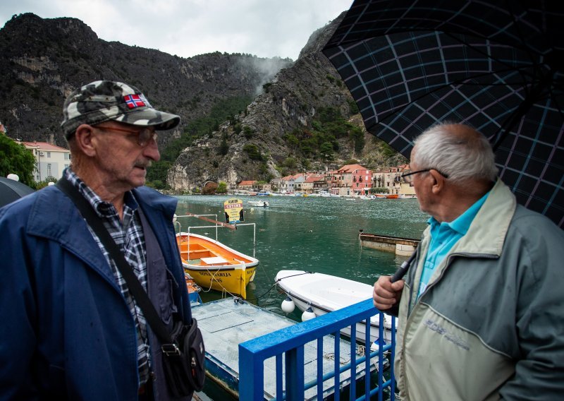 [FOTO/VIDEO] Stanovnici zaleđa Omiša prosjedovali zbog zatvaranja ceste, grad ponudio rješenje: Plovit ćete Cetinom na brodu!