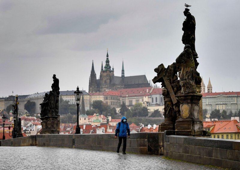 Češka vlada zatvara barove i restorane, uvodi online nastavu