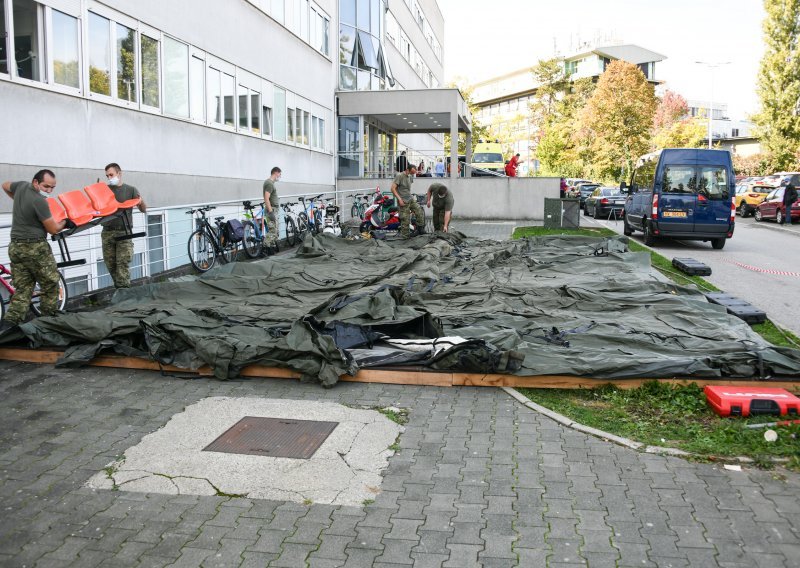 Vojska postavlja tri grijana šatora ispred KBC Zagreb; poručnica poručila: Nosite maske