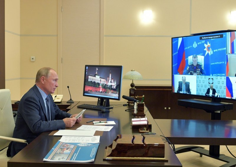 Putin vodi poslove iz rezidencije, do njega se može tek nakon dvotjedne karantene i negativnog testa, a ako i izađe nekamo, razmak je deset metara