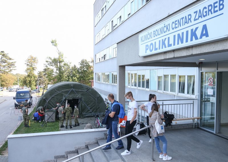 Šatori za trijažu pokraj bolnica niču poput gljiva nakon kiše