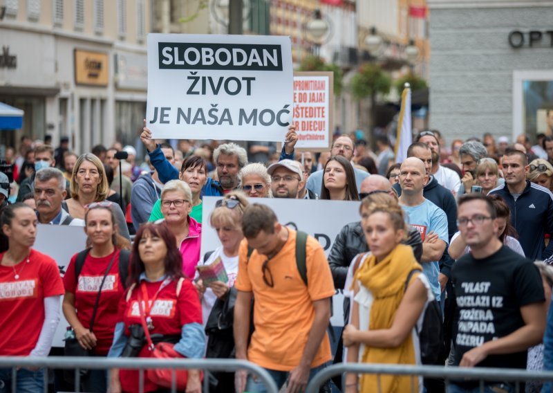 [FOTO/VIDEO] Bez maski i socijalne distance, s Festivala slobode u Rijeci poručili: Hrvatskom se širi virus zajedništva