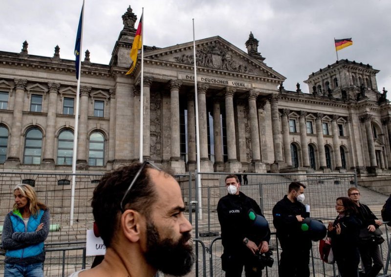 'Tihi marš' protiv strogih korona mjera u Berlinu, dosta im je 'zastrašivanja'