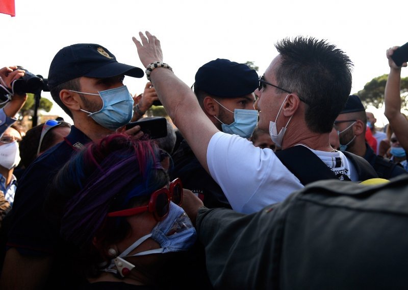 Stotine neofašista na prosvjedu protivnika nošenja maske u Rimu: 'U Trumpa vjerujemo'