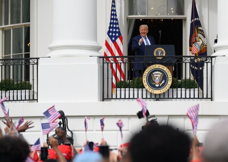 [VIDEO] Trump trijumfalno s balkona Bijele kuće: Američka medicina izbrisat će kineski virus