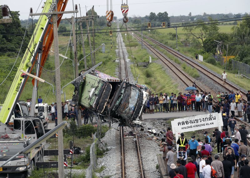 U sudaru vlaka i autobusa poginulo najmanje 20 ljudi