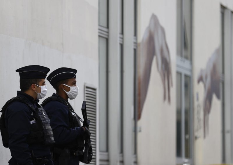 Četrdesetak ljudi napalo policijsku postaju u predgrađu Pariza