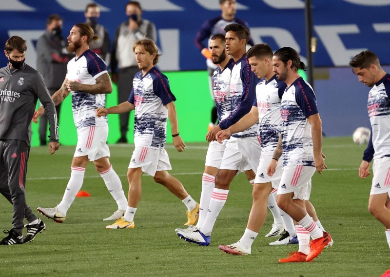 Real Madrid se našao pod žestokim udarima; žele ga 'očerupati' i na Santiago Bernabeu je s razlogom panika