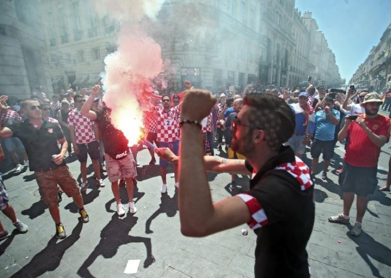 Hrvatski navijači zapalili prve baklje u centru Bordeauxa