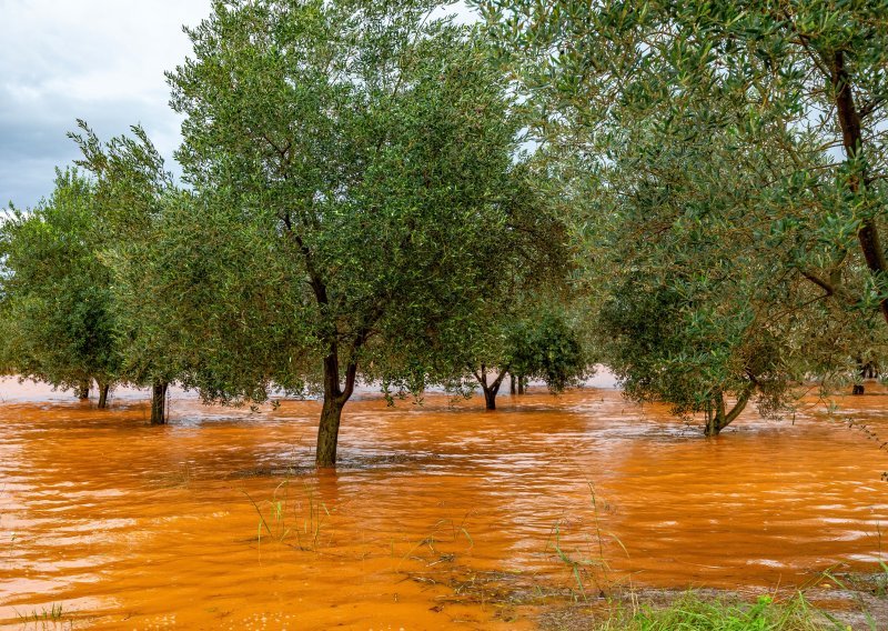 U Gorskom kotaru pao snijeg, u Istri obilna kiša stvorila brojne probleme