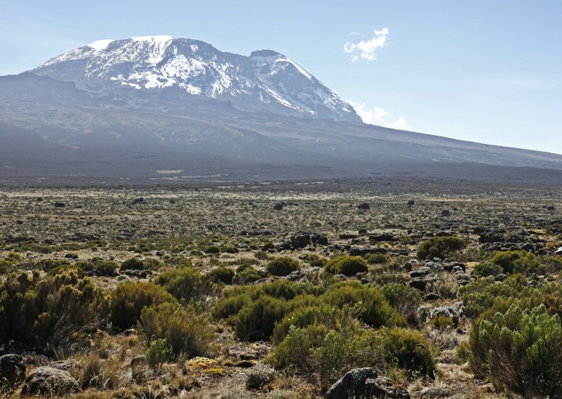 Evakuiraju se stranci s Kilimandžara na kojem požar bukti peti dan