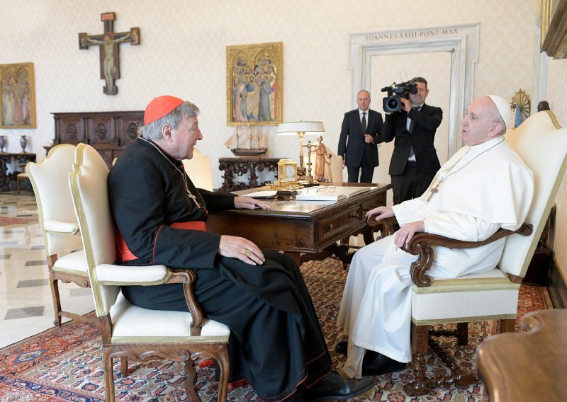Papa se sastao s kardinalom Pellom