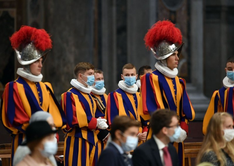 Četiri člana Švicarske garde, elitnog i živopisno odjevenog korpusa koji štiti papu, imaju koronu