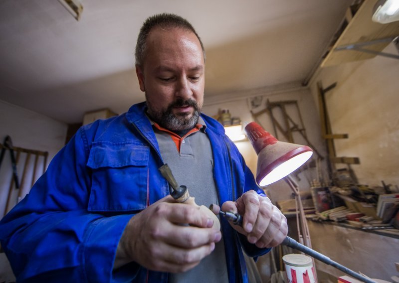 [FOTO] Iz osječkog podruma inženjera elektronike diljem svijeta odlaze lule: 'Da ih prodajem samo u Hrvatskoj, davno bih propao, a da sam želio veću zaradu, postavljao bih struju po kućama'