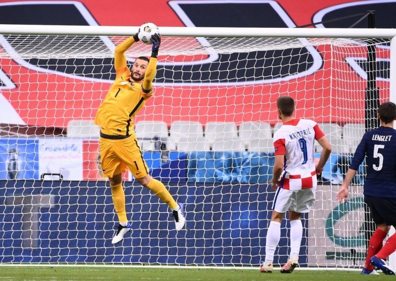 Golman francuske reprezentacije nije svjestan na kakav derutan stadion dolazi, već se raduje što će napokon igrati pred navijačima