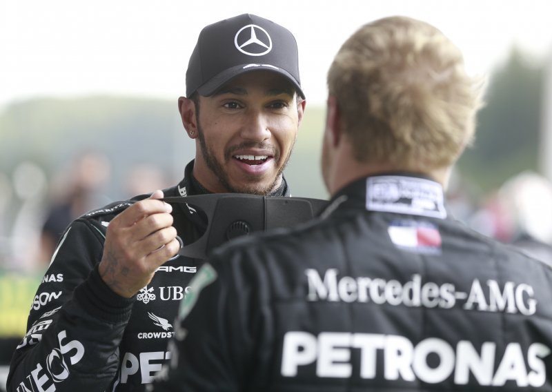 Lewis Hamilton trpi podmukle napade od bivših vozača i prvaka; britanski vozač napokon im je odgovorio te ostao gospodin