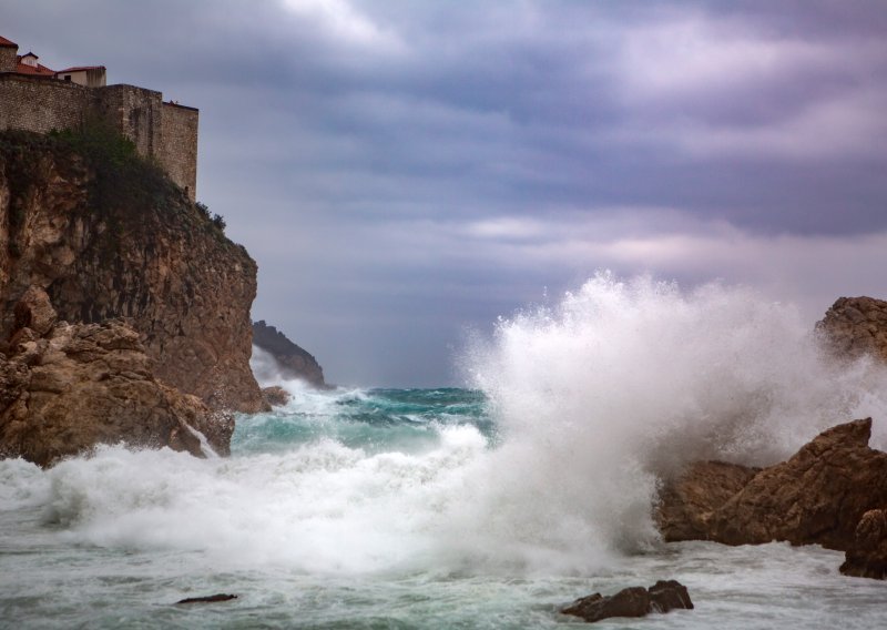 Valovi veći od pet i pol metara zapljuskuju Dubrovnik; ulice Šibenika potopila obilna kiša