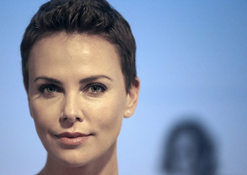 Je li ovo najslađa frizura Charlize Theron?