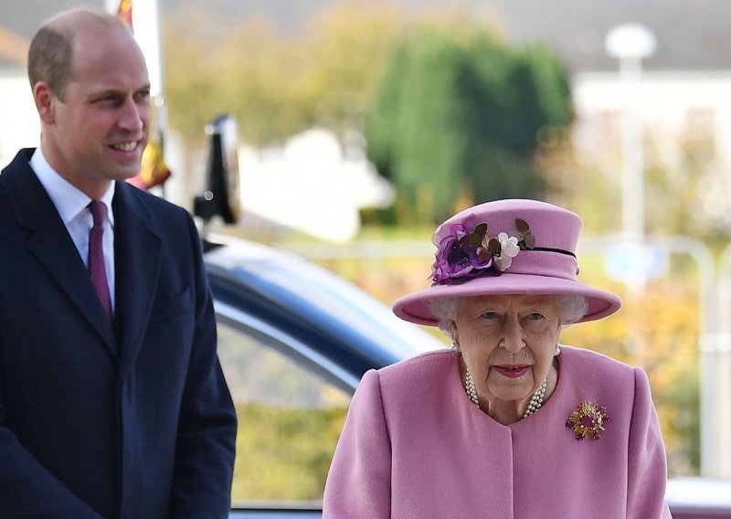 Za njih pravila čini se ne vrijede: Kraljica Elizabeta II i princ William zbog ovog su poteza doživjeli osudu javnosti