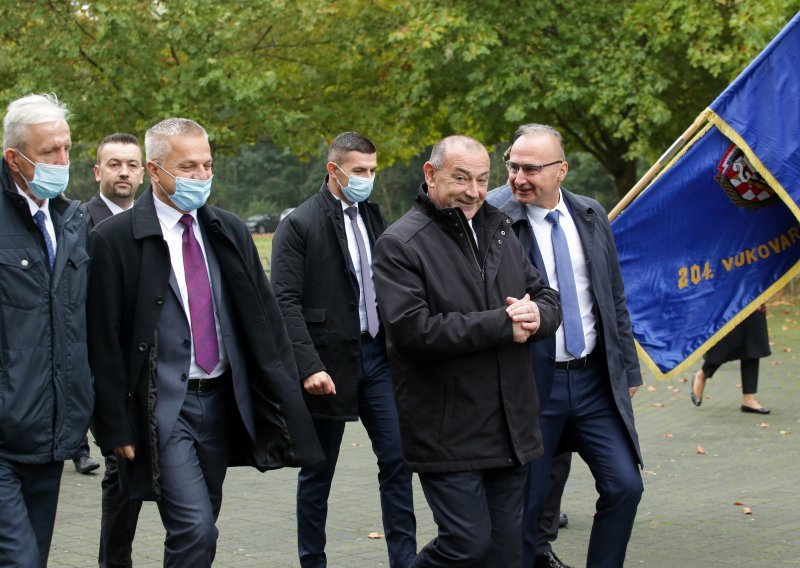 Muškarac verbalno napao ministra Grlića Radmana