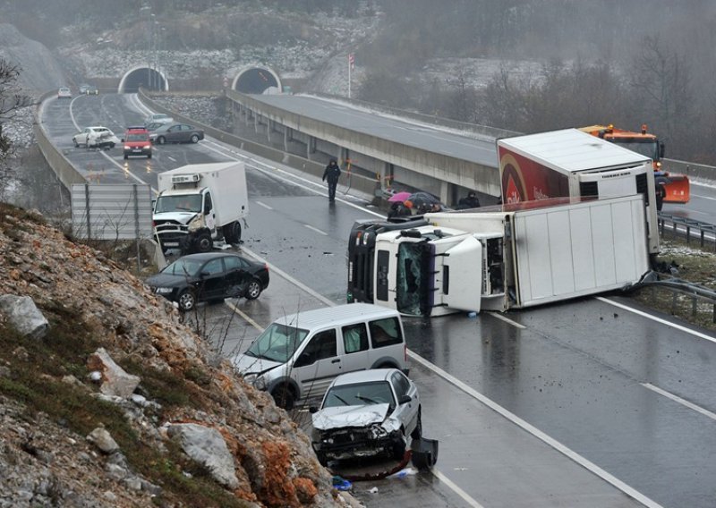 Dvojica pala u provaliju, na trećeg naletio automobil