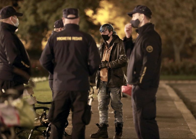 [VIDEO/FOTO] Prometni redari razjurili ekipu ispred HNK, mladi im vikali 'Lopovi' i nastavili druženje po parkovima