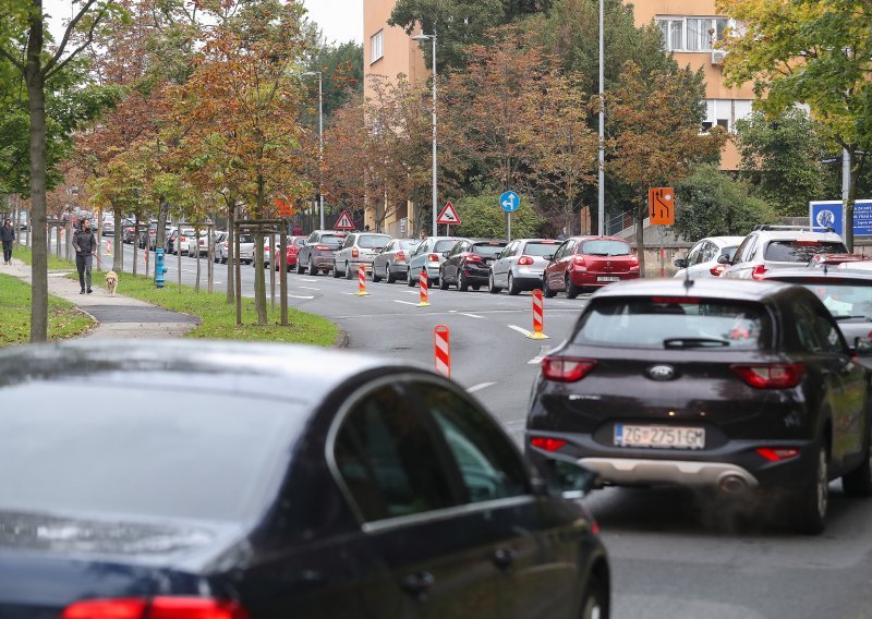 [VIDEO/FOTO] Čuvajte se gužve: Za testiranje na koronavirus u Zagrebu čeka se u kilometarskim kolonama