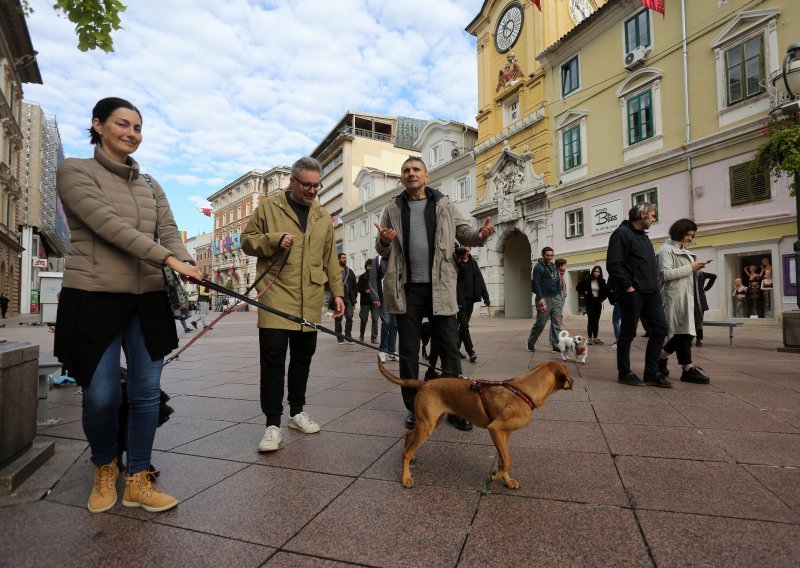 [FOTO] Nakon zagrebačke Ilice, Labrović 'prošetao napuštenost' riječkim Korzom i lukobranom