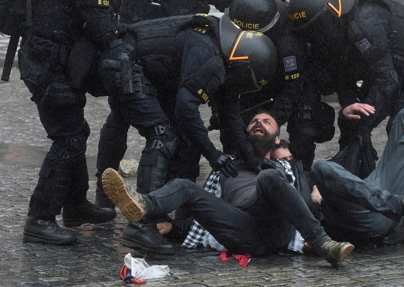 [VIDEO] Neredi u Pragu: Žestoki sukob policije i prosvjednika protiv restriktivnih mjera