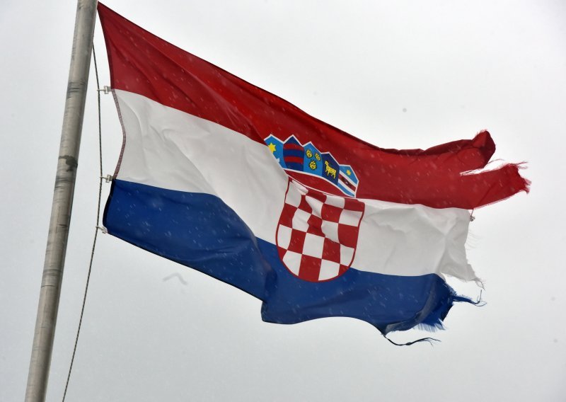 Kaznena prijava mladiću koji je u svom dvorištu spalio hrvatsku zastavu