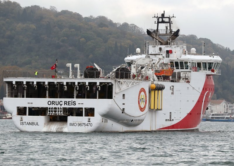 Turski brod Oruc Reis vratio se u luku
