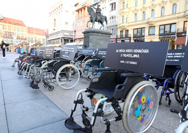 [FOTO/VIDEO] MUP na glavni zagrebački trg postavio 100 invalidskih kolica. Otkrili su kakvu poruku time šalju