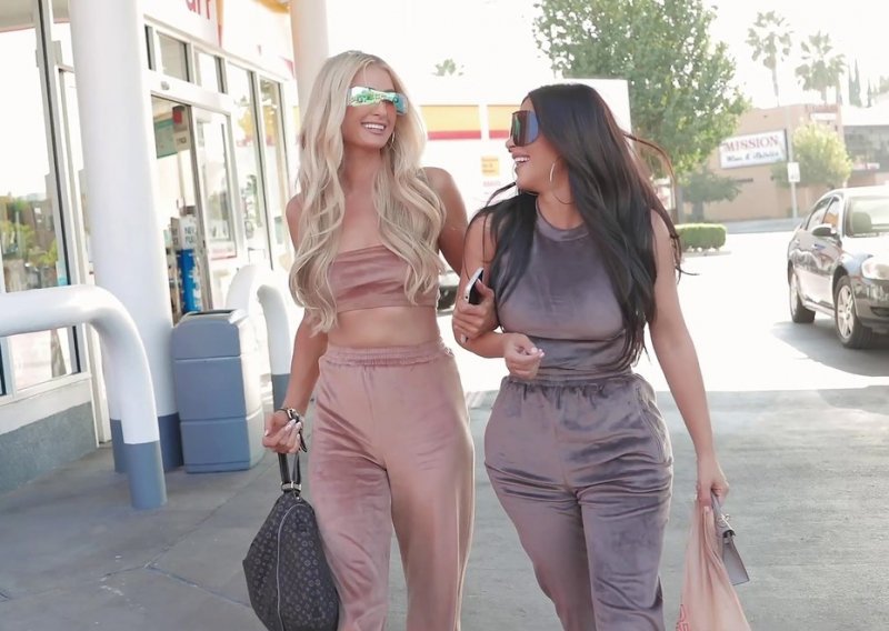 Nakon što su se Paris Hilton i Kim Kardashian West ponosno prošetale u plišu, svi žele komade od te meke i luksuzne tkanine