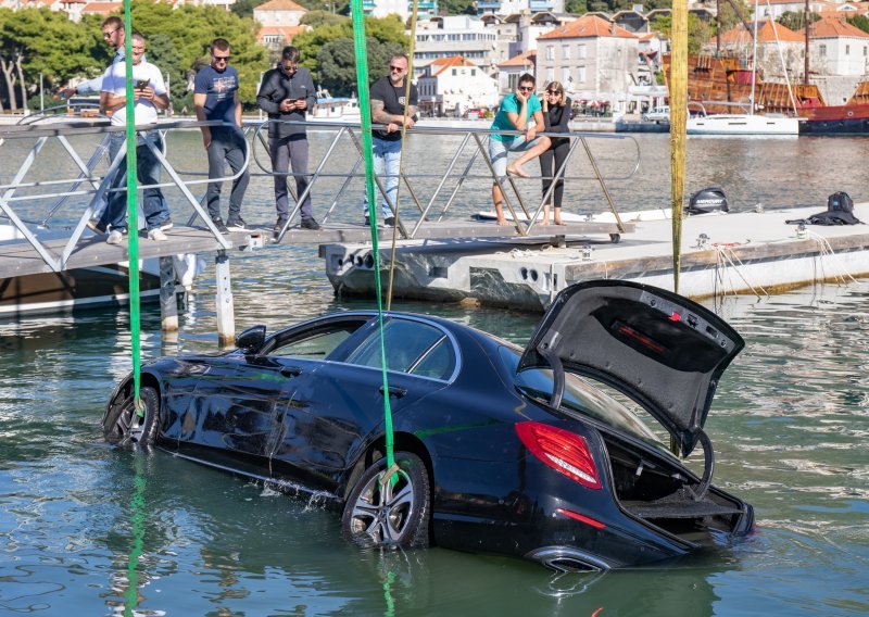 [FOTO/VIDEO] Zbog neprilagođene brzine skupocjeni Mercedes završio u moru