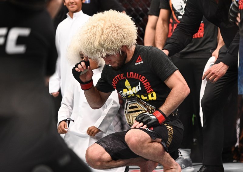 Neporaženi Khabib Nurmagomedov otkrio zašto odlazi u mirovinu poslije briljantne pobjede te što je prije borbe obećao majci