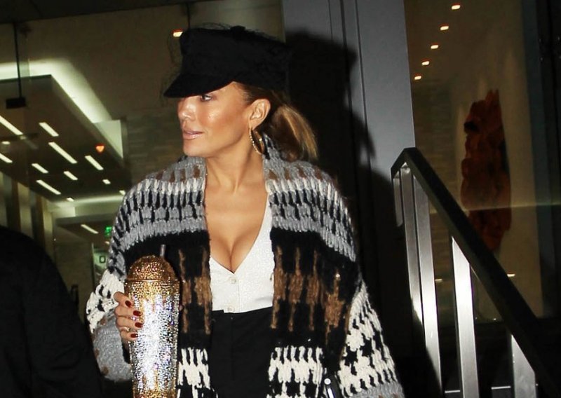 Kao prava kraljica mode Jennifer Lopez ima komplet savršeno usklađen s termosicom