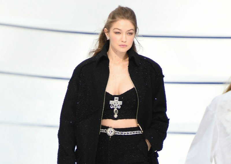 Gigi Hadid pokazala vitku figuru samo mjesec dana nakon poroda i u majici poznatog brenda poslala važnu poruku