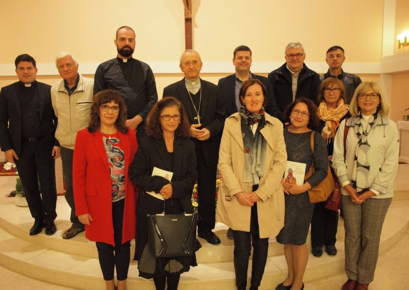 Nadbiskup Puljić susreo se s katoličkim liječnicima, nisu se baš držali mjera: 'Nadbiskup mi je pružio ruku. Što ću reći? Da neću? Dezinficirao sam ruke nakon toga, a to je ionako bilo samo za slikanje'