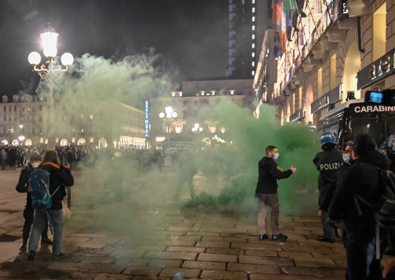[FOTO] Talijani bijesni zbog novih mjera: Kaos na ulicama Milana i Torina