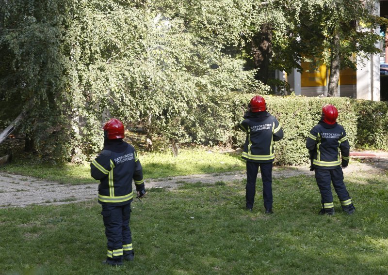 Buknuo požar u beogradskoj deseterokatnici; mladić spasio djevojku vezanu konopcima s terase stana na kat niže