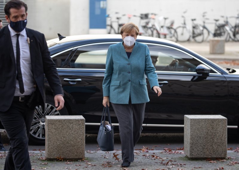 Eksponencijalni rast u Njemačkoj; Merkel želi zatvoriti sve barove, restorane i fitness centre