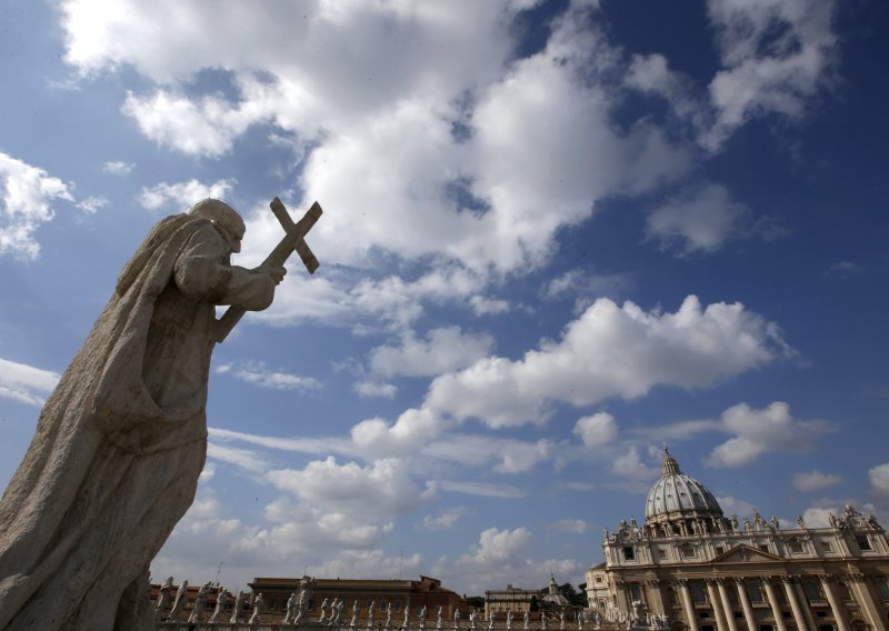 Papa se bira uz hipnotičke gregorijanske napjeve