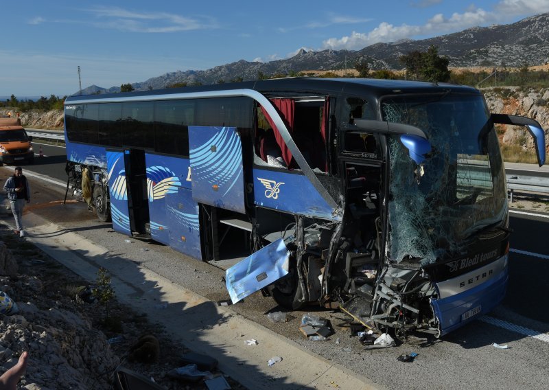 [FOTO/VIDEO] Autobus izletio s autoceste A1, 23 ljudi zatražilo pomoć