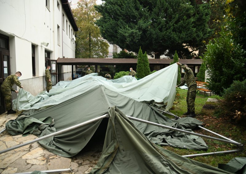 Vojnici postavili šatore ispred Bazilike u Palmotićevoj; u njima će se služiti misa