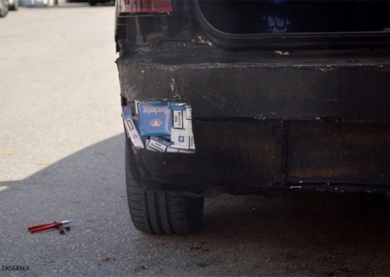 Domišljati muškarac švercao cigarete u braniku automobila; plan mu nije uspio