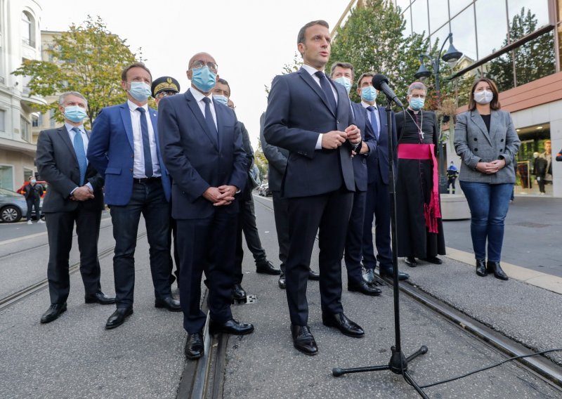 Macron na mjestu masakra u Nici: Vrlo je očito da je Francuska napadnuta 'islamističkim i terorističkim ludilom'