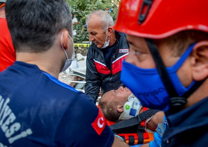Turski spasioci obustavili potragu, u potresu najmanje 114 poginulih
