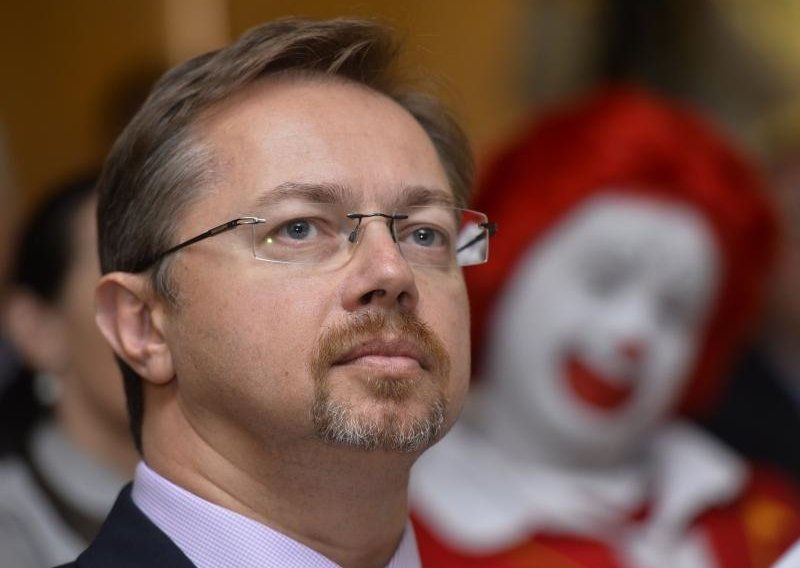 Što ministar zdravlja radi u dječjoj bolnici uz McDonalds'ovog klauna?