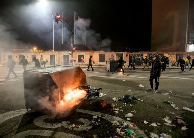 Neredi širom Španjolske nakon novih restrikcija zbog pandemije, ozlijeđeno 29 policajaca i 7 prosvjednika