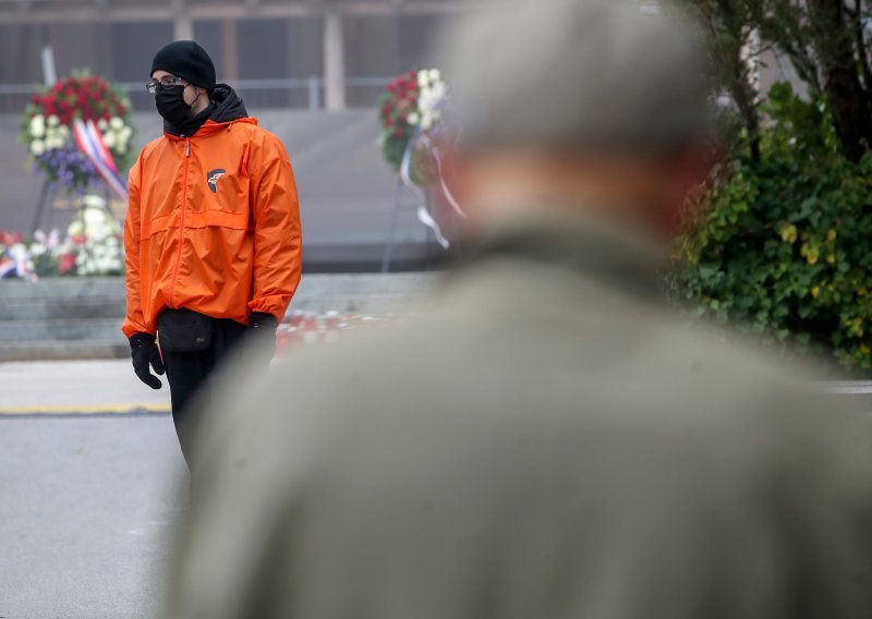 [FOTO/VIDEO] Svi sveti pod posebnim epidemiološkim mjerama, građane na ulazu na groblja dočekuju covid redari